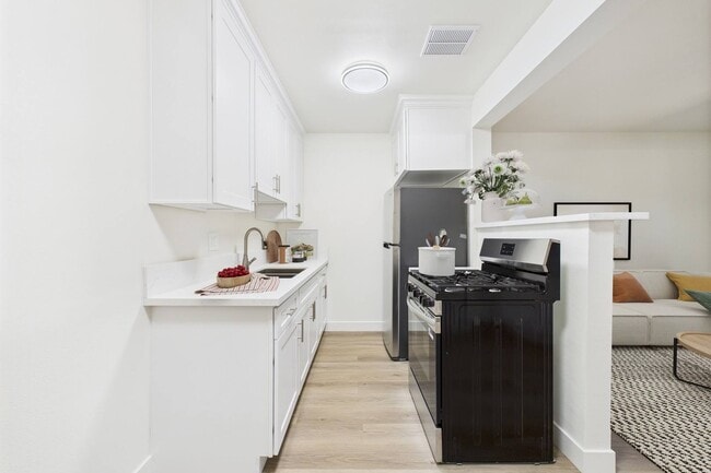 Building Photo - Roscoe Terrace Rental