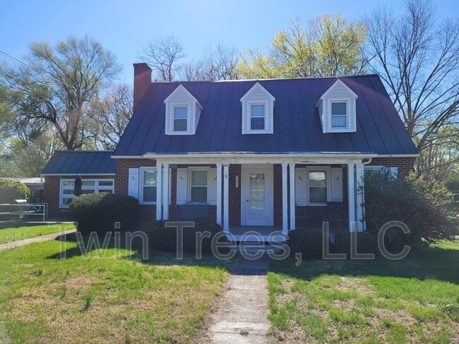 Photo - 5820 Main St