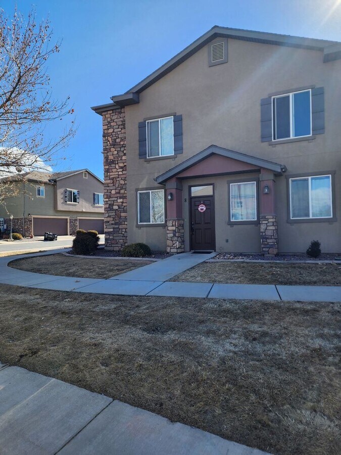 Charming Townhome - Charming Townhome
