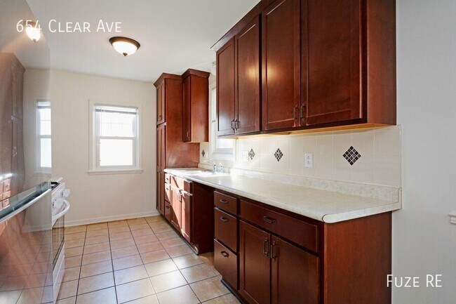 Photo - 654 Clear Ave E