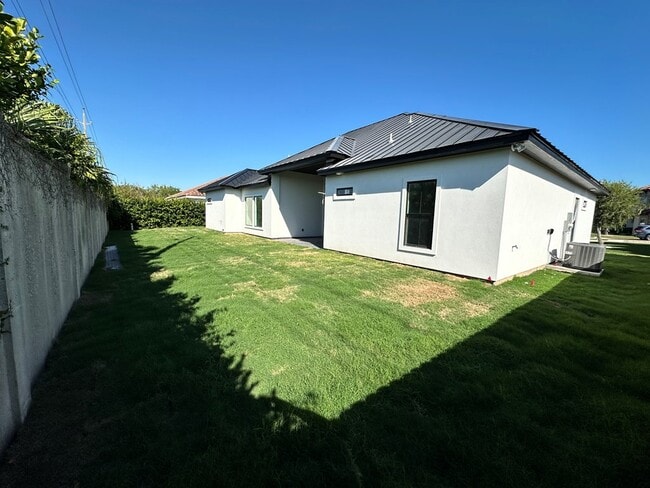 Photo - 124 Seagrape Ln