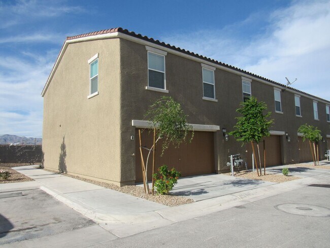 Building Photo - 3 Bedroom Townhome located near Nellis Base!