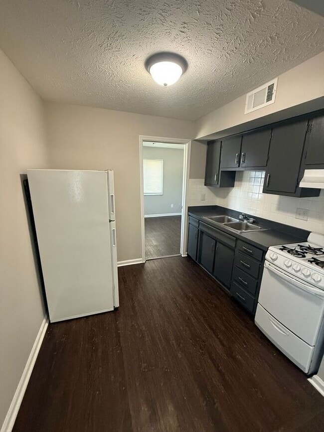 Building Photo - 208 Lakeshore Dr Unit 1