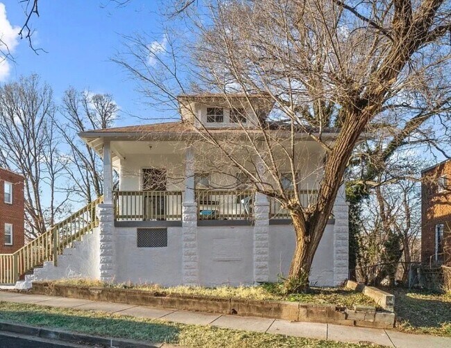 574 49th Pl NE Unit Upper