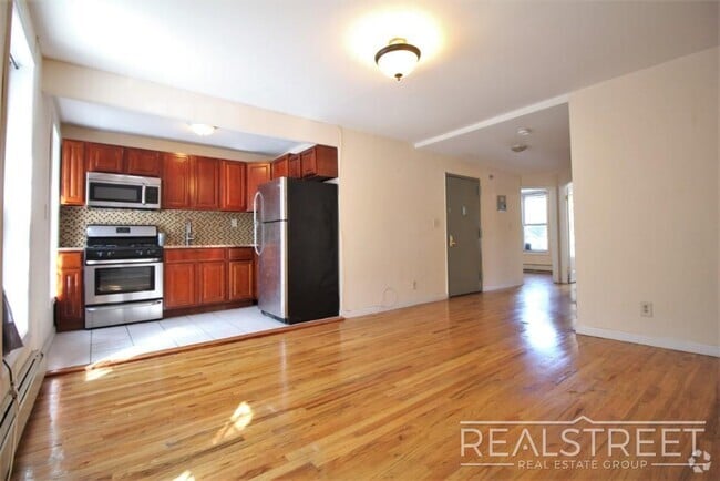Building Photo - Charming 2-Bedroom Apartment with Roof Acc... Unit 3