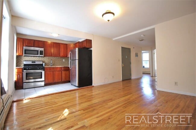 Charming 2-Bedroom Apartment with Roof Acc... - Charming 2-Bedroom Apartment with Roof Acc... Unit 3