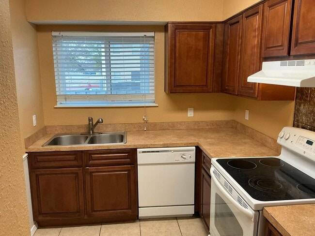 Photo - Updated and ready for move in! Close to OU campus! Community Pool, fenced in courtyard! 3 bathro...
