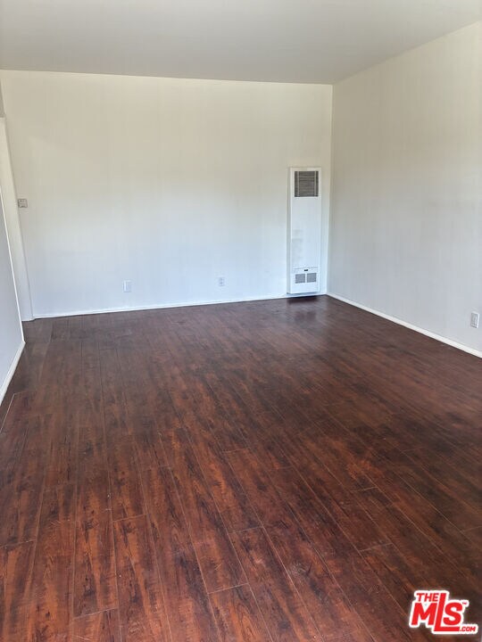 15943 Victory Blvd