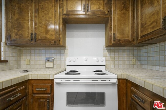 Photo - 880 W 1st St