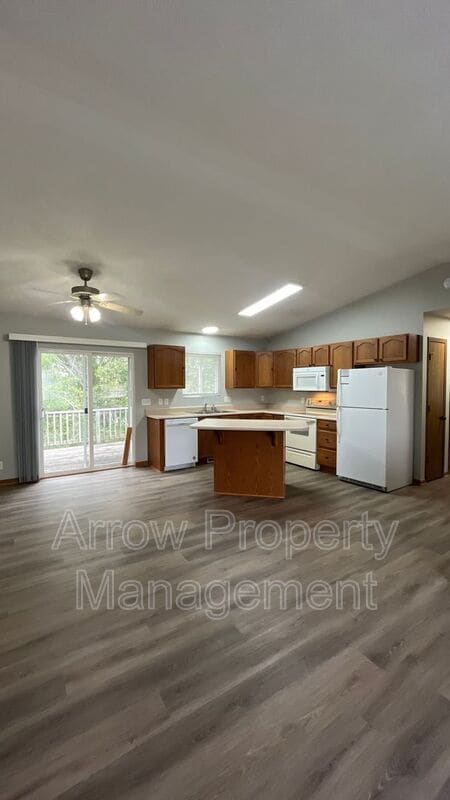 Photo - 200 W Irving St