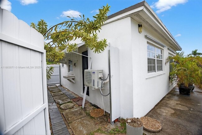 Building Photo - 7941 SW 37th Terrace Unit studio Rental