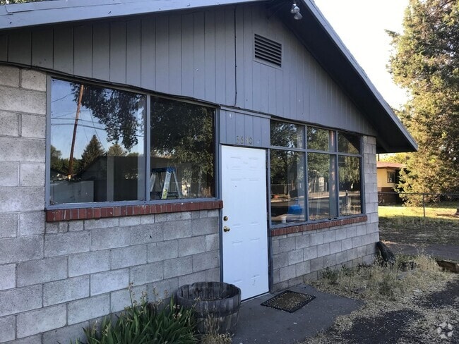 Building Photo - Cute 2 bedroom 1 bath house