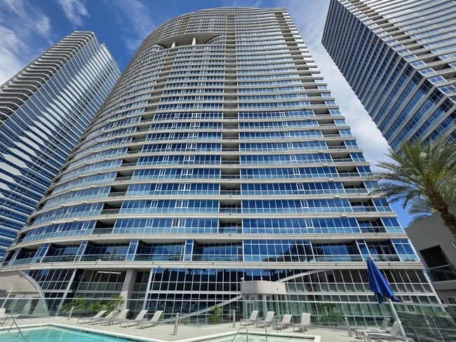 Building Photo - Fantastice High Rise with Full City Views!