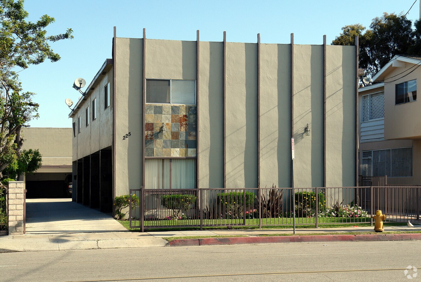 Photo - 225 W Regent St