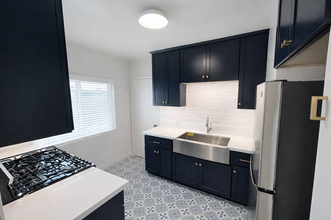 Photo - Remodeled 2BR in NoHo – Brand New Kitchen, 2 Parking Spaces, Walk to NoHo West Mall Unidad 11437 Oxnard St #6