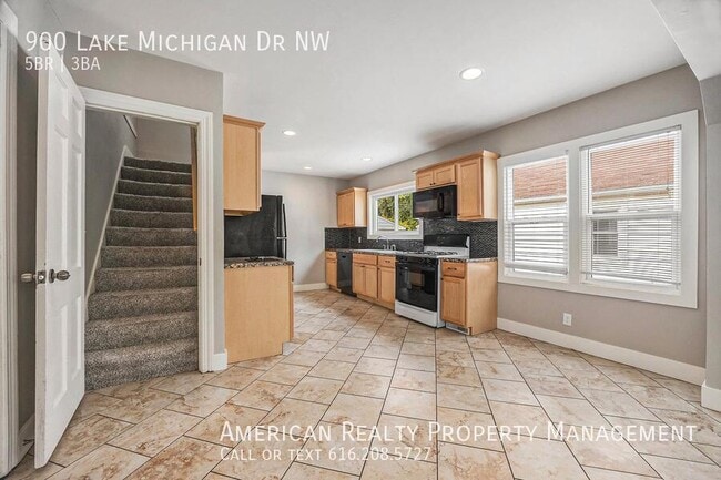 Photo - 900 Lake Michigan Dr NW