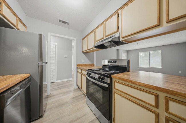 Photo - Recently Remodeled 2 Bedroom 1 Bathroom Duplex! BRAND NEW APPLIANCES! FRESH PAINT!