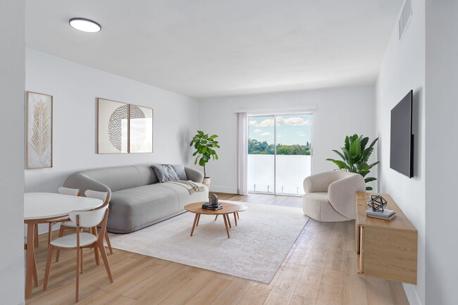 Photo - Lakeshore Presidential Apartments