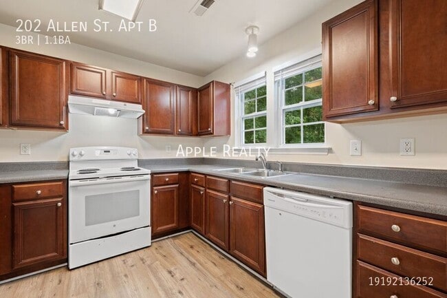 Photo - 202 Allen St