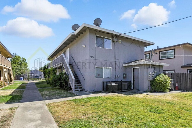 Building Photo - Remodeled 2-Bedroom Gem Near Sac City College - $1900/month! Unit 1