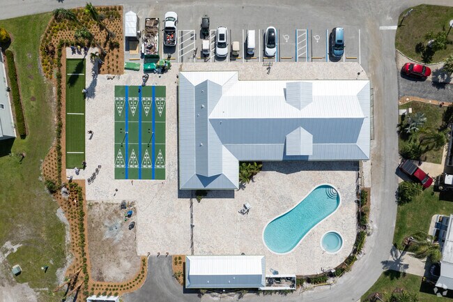 Amenities Clubhouse, Pool & Shuufleboard - Estero Bay Village