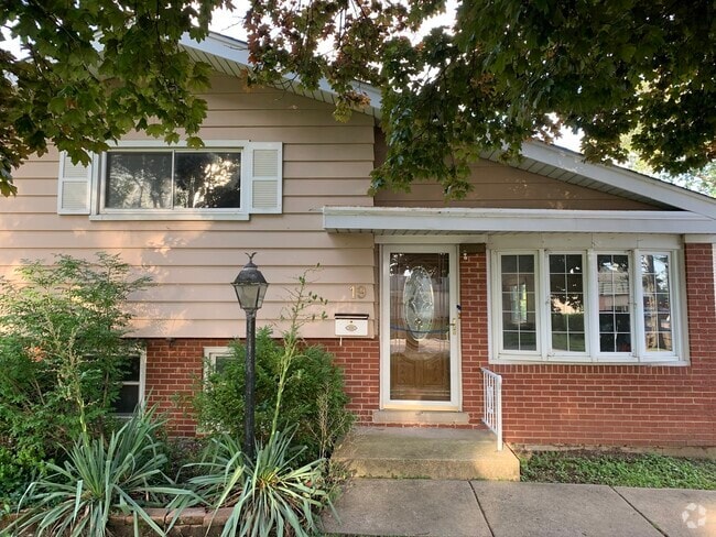 Building Photo - 19 N Addison Rd Rental