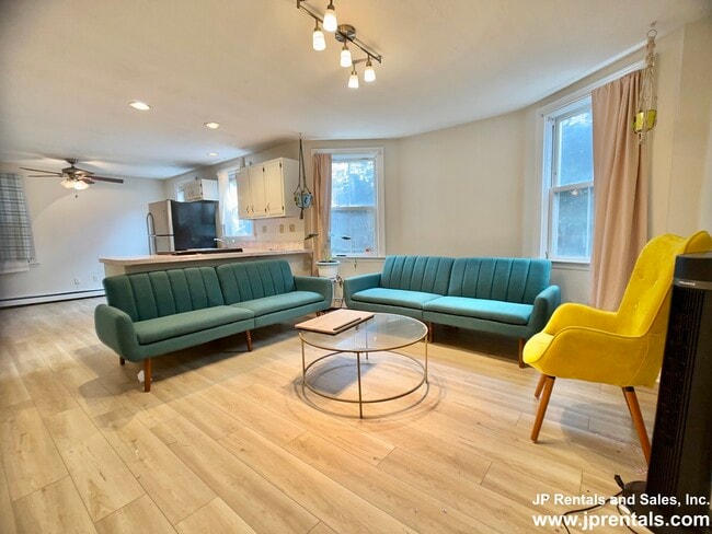 Photo - 46-48 Woodlawn St Unidad 2 Rental