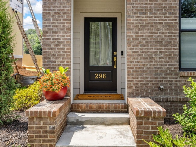 Photo - 296 College St