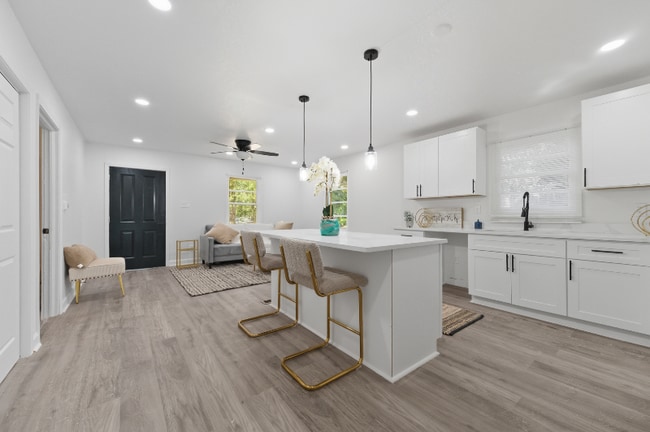 Photo - 3192 Oakcliff Rd NW