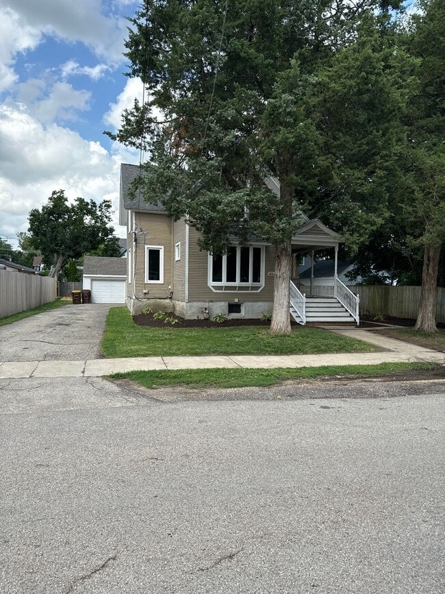 Photo - 615 Kishwaukee St Casa