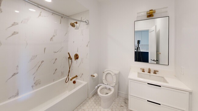 Photo - 58 Leo M Birmingham Pky Unidad #2