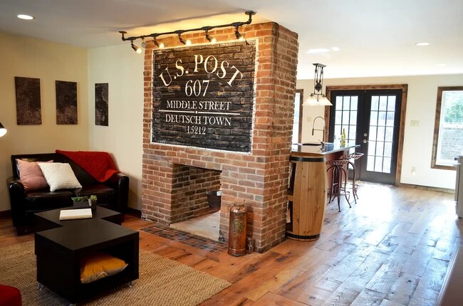 Living Room - 607 Middle St