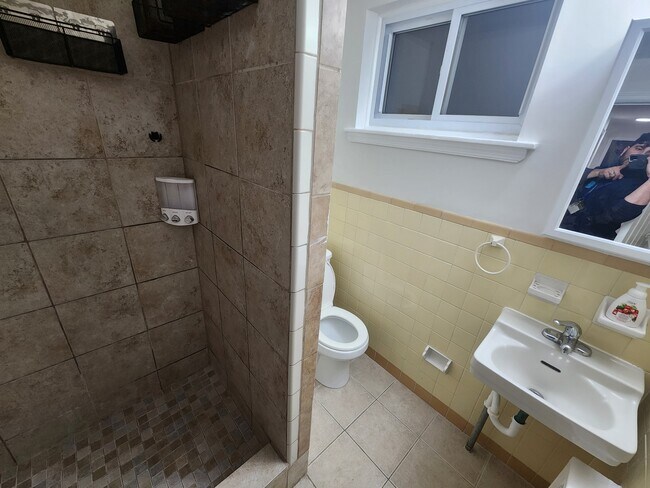 Photo - 2058 Robbins St