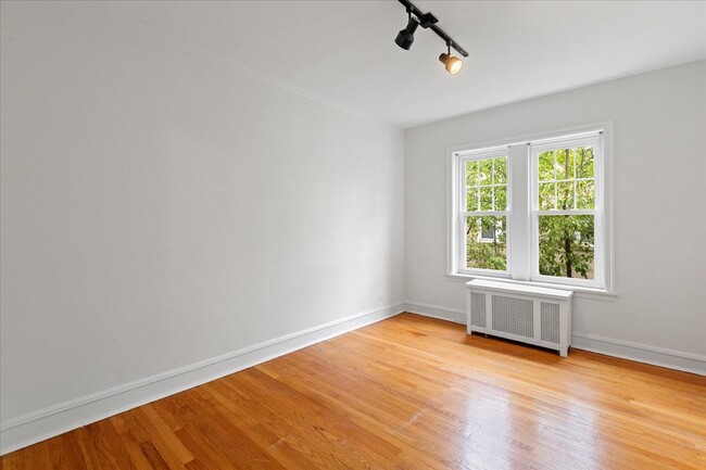 Building Photo - 1439 W Elmdale Ave Unit 3N Rental