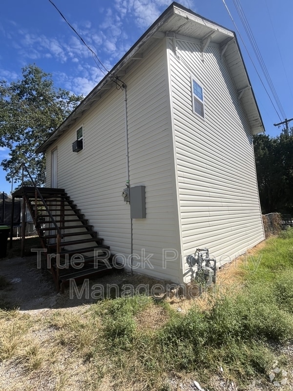 Building Photo - 405 1/2 W 10th Rental