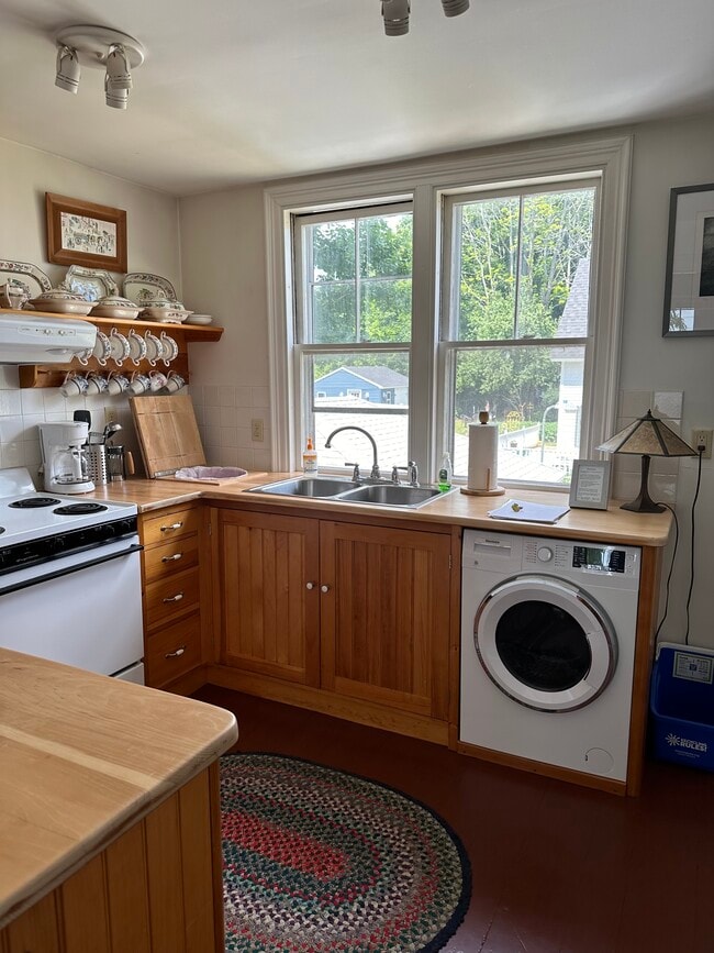 The right hand side of the kitchen - 4 Bayview Sq Unit Upstairs Apartment