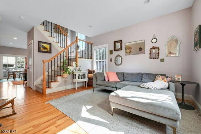 Photo - 921 Broadway