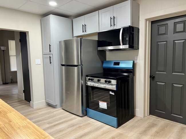 Photo - 647 Wooster Rd W