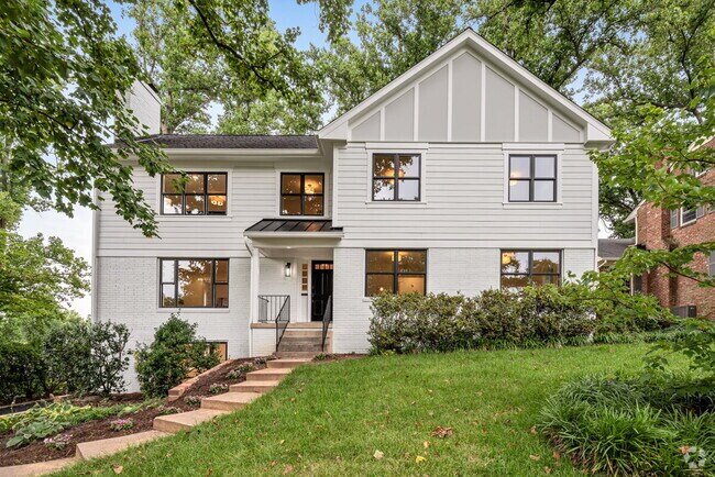 Building Photo - "Luxurious 6-Bed, 6-Bath Arlington Retreat... Rental