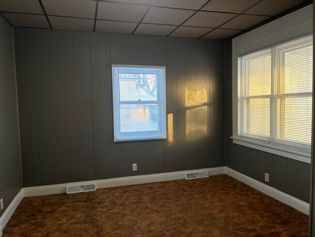 Photo - 305 E Meade Ct