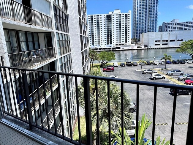 Photo - 800 Parkview Dr Unit 522