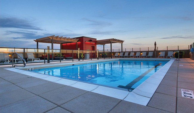 Pasa el tiempo en la piscina de la azotea y terraza social - Yorktown Apartment Homes