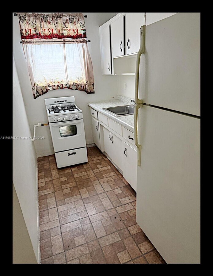 Photo - 7740 Dickens Ave Unidad 5