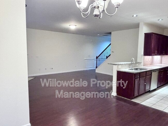 Photo - 535 Whitworth Ln