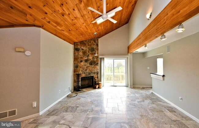 Photo - 122 Wheatsheaf Ln