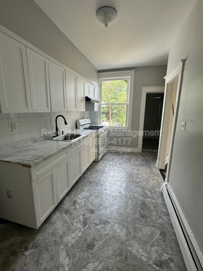 Building Photo - 3328 Lawnview Ave