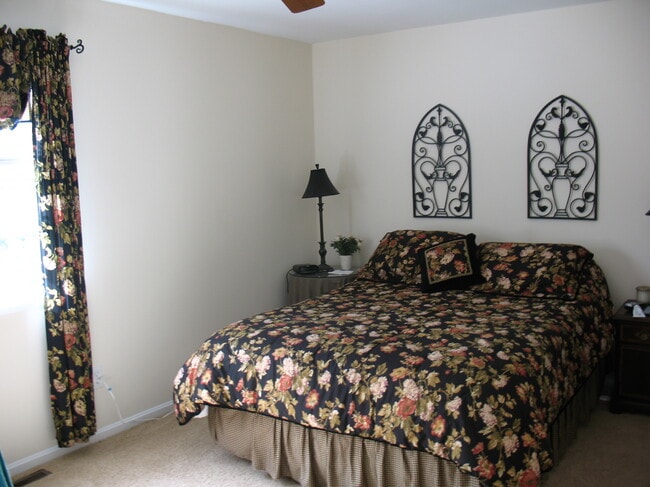 Photo - 1048 W Foxcroft Dr