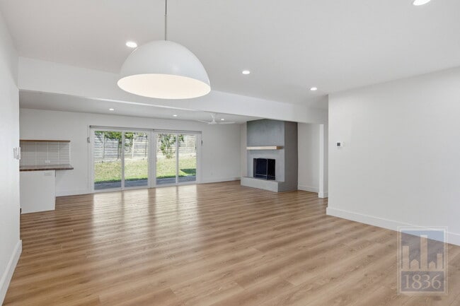 Photo - 2703 Burleson Rd