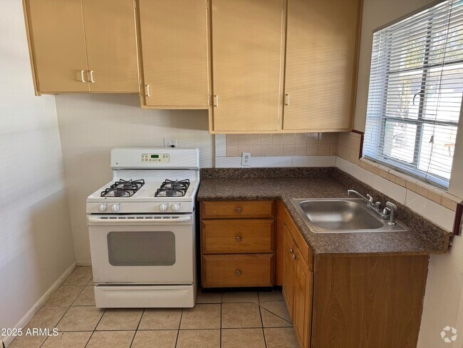 Building Photo - 1411 W Clarendon Ave Unit 2 Rental