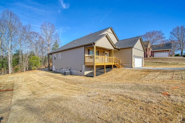 Building Photo - 4 Bedroom, 3 Bath Home with 2 Car Garage i...